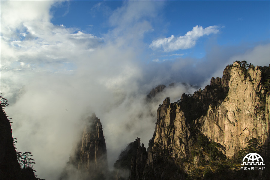 黄山西海云雾缭绕似仙境