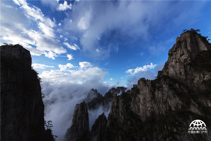 黄山西海云雾缭绕似仙境