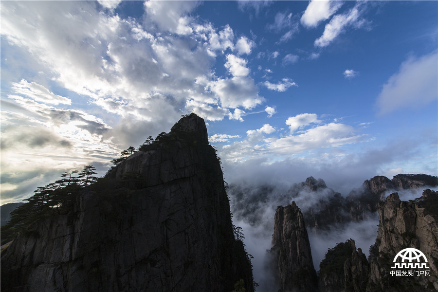 黄山西海云雾缭绕似仙境
