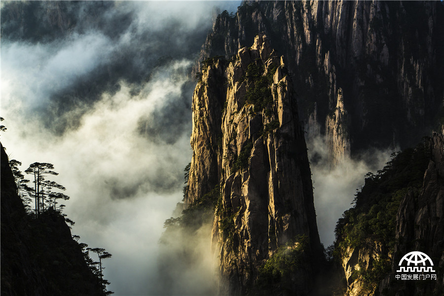 黄山西海云雾缭绕似仙境