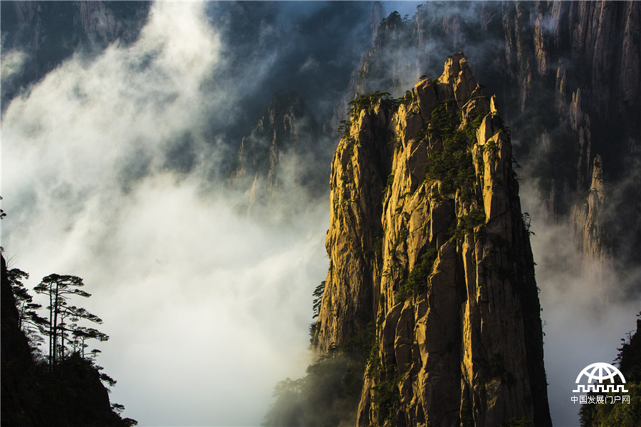 黄山西海云雾缭绕似仙境