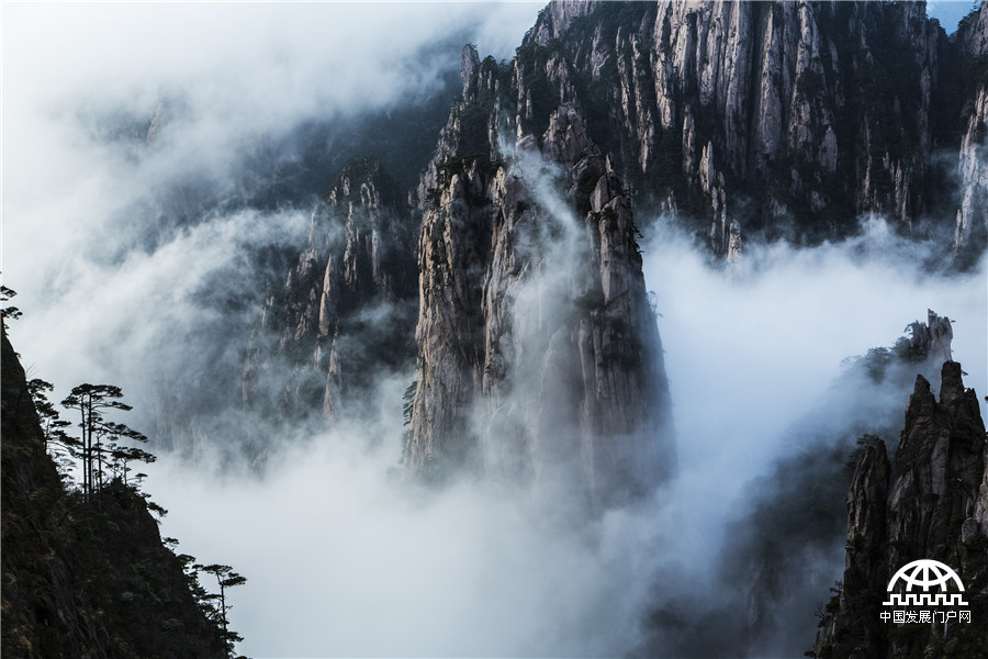 黄山西海云雾缭绕似仙境