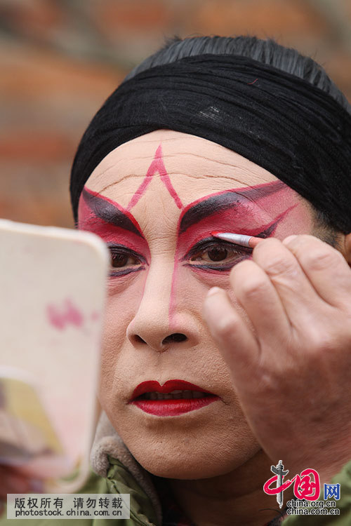 11月9日，安徽省蒙城县三义镇岗河村，洪敏泗州戏剧团的演员在当地农家小院化妆准备为群众演出。中国网图片库 胡卫国 摄 