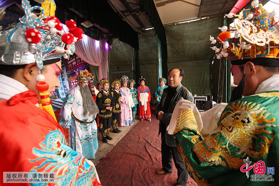 11月9日，安徽省蒙城县三义镇岗河村，演出刚结束朱洪敏（右二）就同演员一起总结演出中的经验和不足。中国网图片库 胡卫国 摄 