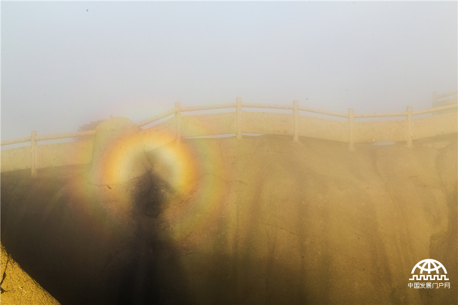 黄山鳌鱼峰现“佛光” 游客扮“佛”趣拍