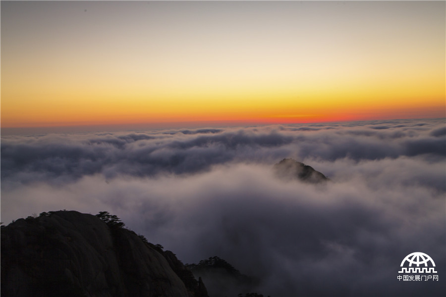 黄山鳌鱼峰现“佛光” 游客扮“佛”趣拍