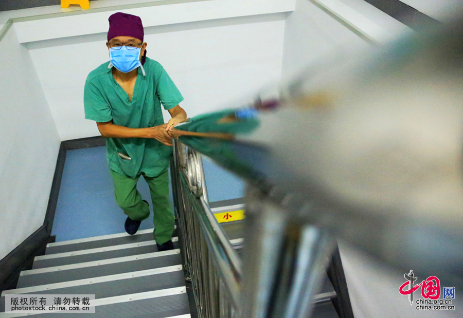 【中国故事】外科医生罗志刚的“on call 24小时”