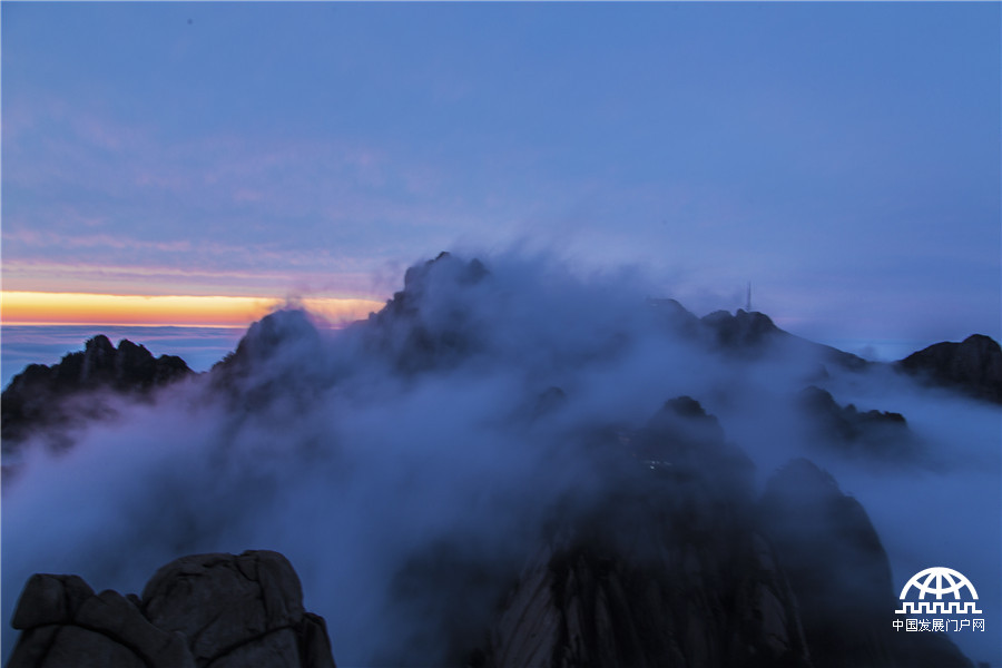 黄山“彩色云海”惊煞中外游客