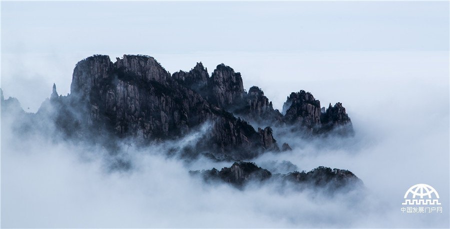 黄山“彩色云海”惊煞中外游客