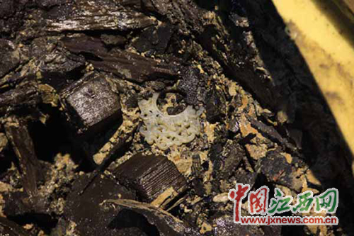 南昌西汉海昏侯主椁室东室出土的龙凤韘形佩