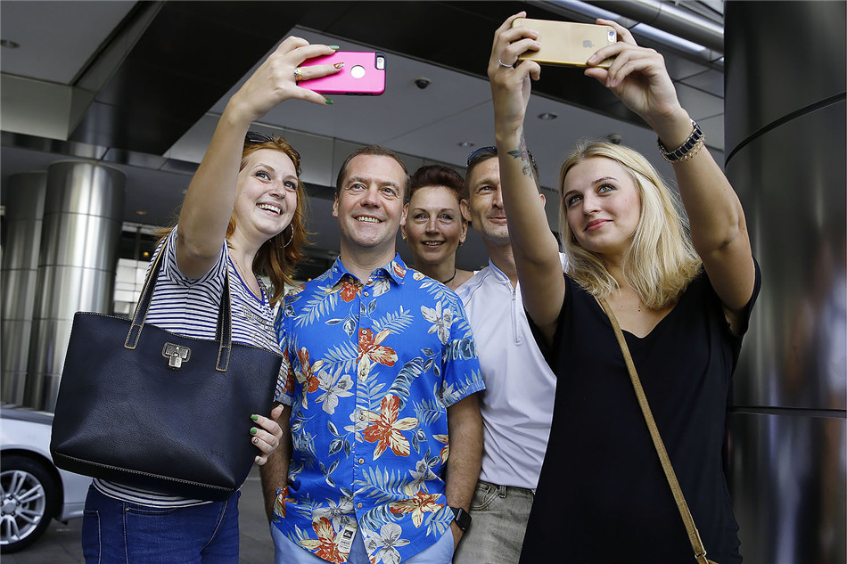 俄总理登吉隆坡国油高塔与美女游客自拍合影