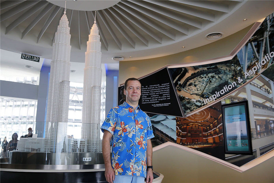 俄总理登吉隆坡国油高塔与美女游客自拍合影