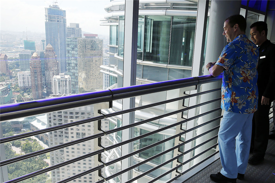 俄总理登吉隆坡国油高塔与美女游客自拍合影