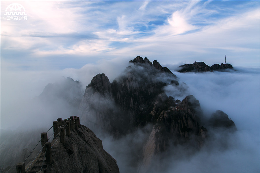 冬日黄山 云腾雾绕千峰秀 冬日黄山 云腾雾绕千峰秀