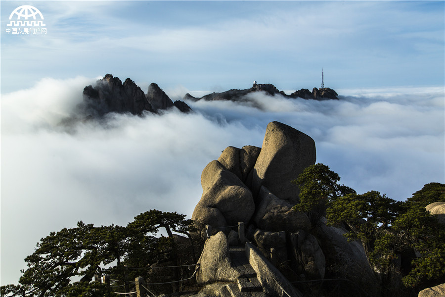 冬日黄山 云腾雾绕千峰秀 冬日黄山 云腾雾绕千峰秀