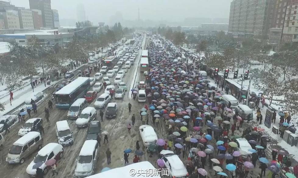 河南暴雪：交通堵塞 千人滞留公交站