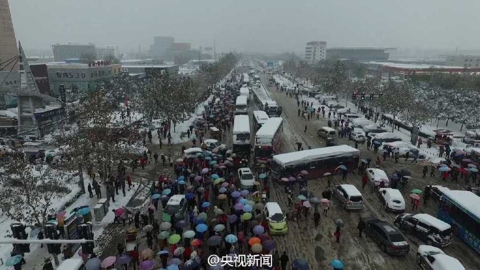河南暴雪：交通堵塞 千人滞留公交站