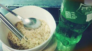 杭州小伙睡前吃泡面配雪碧 胃部充气膨胀变喷