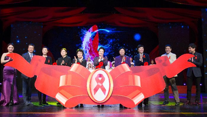 彭丽媛出席世界艾滋病日主题宣传活动(图)