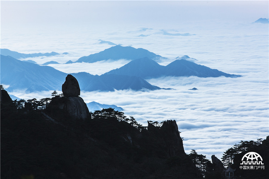 黄山绝景-飞来峰上的飞来石