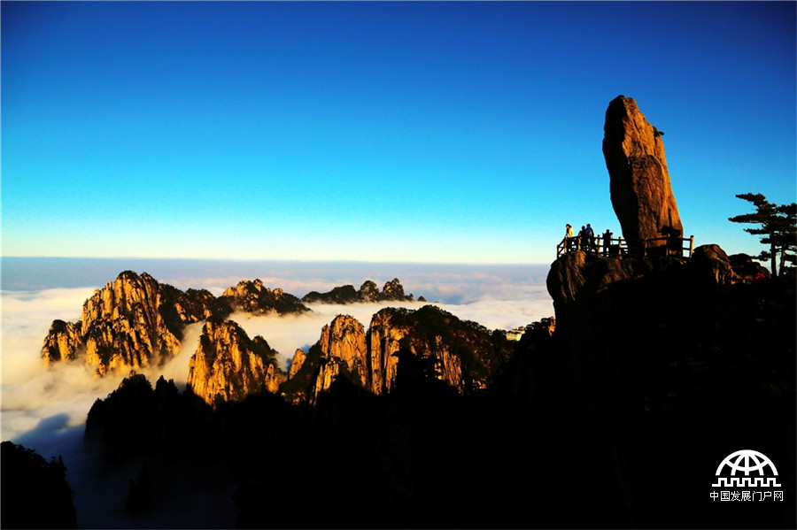黄山绝景—飞来峰上的飞来石【组图】