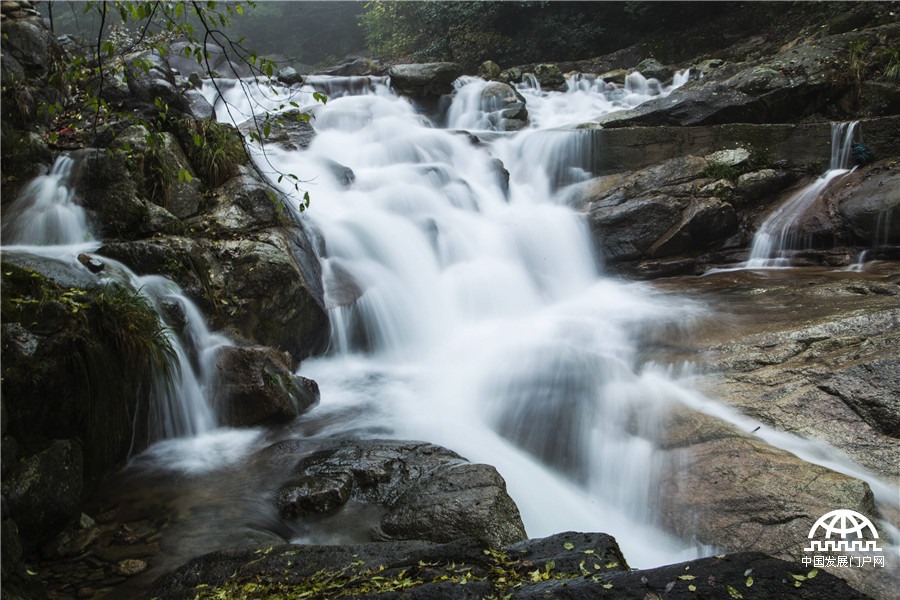 黄山动态美，“云飞水飞山亦飞”