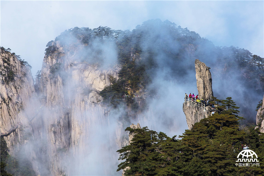 黄山动态美，“云飞水飞山亦飞”