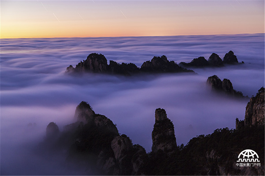 雨后黄山：云铺深谷 排山倒海