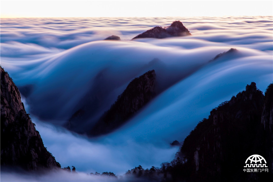 黄山冬日秀色：“瀑布云”如银河落九天