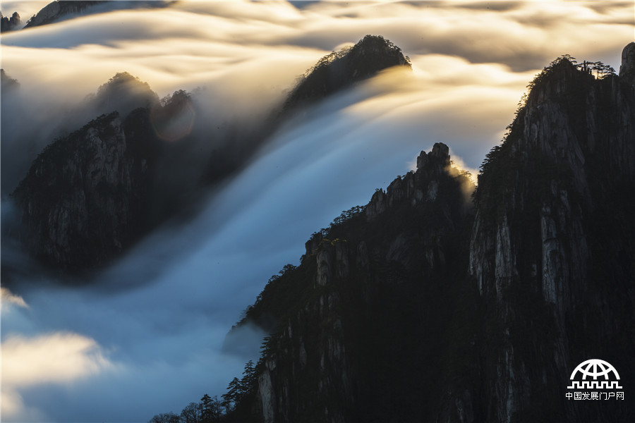 黄山冬日秀色：“瀑布云”如银河落九天