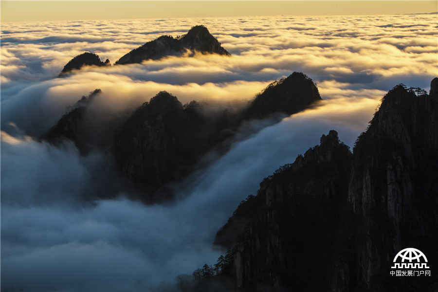 黄山冬日秀色：“瀑布云”如银河落九天
