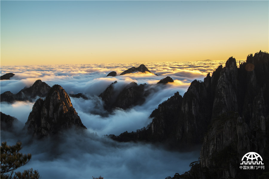 黄山冬日秀色：“瀑布云”如银河落九天