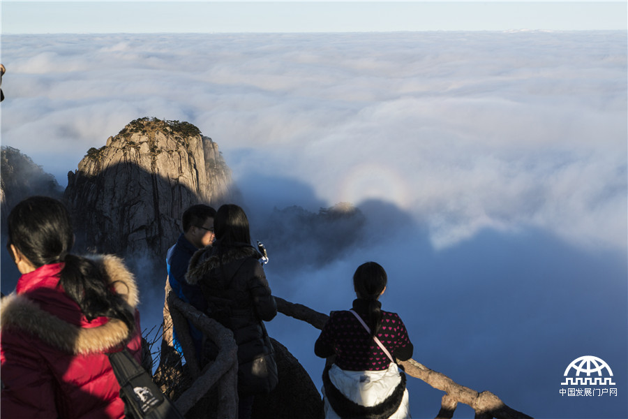 黄山冬日秀色：“瀑布云”如银河落九天
