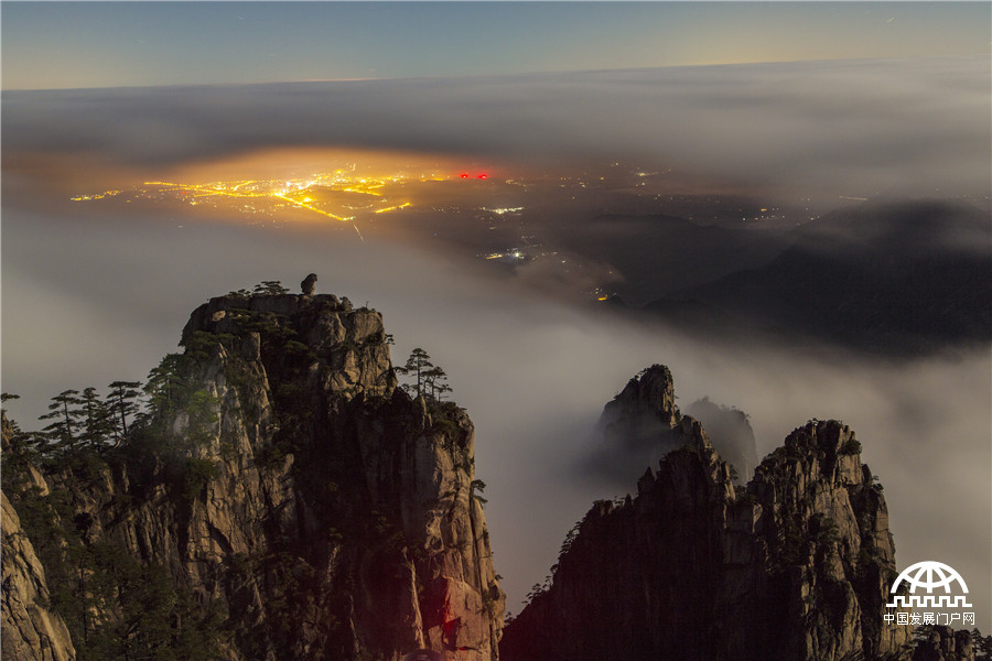 黄山冬日秀色：“瀑布云”如银河落九天