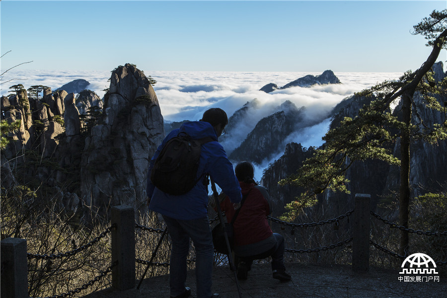 黄山冬日秀色：“瀑布云”如银河落九天