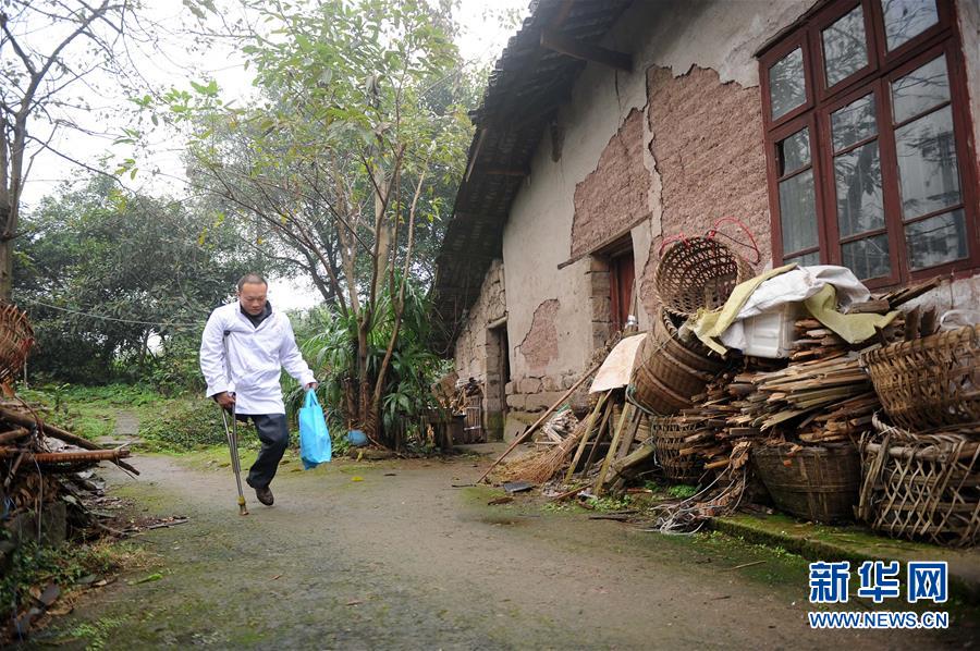 （身边的感动·图文互动）（1）“独腿村医”季正勇：12载45根拐杖诠释最美“白衣天使” 