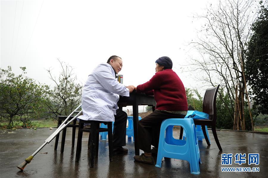 （身边的感动·图文互动）（2）“独腿村医”季正勇：12载45根拐杖诠释最美“白衣天使” 