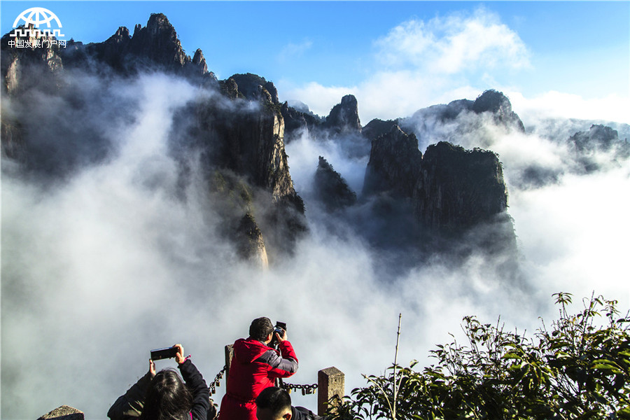 黄山：步入西海大峡谷 迷失云涛雾浪中