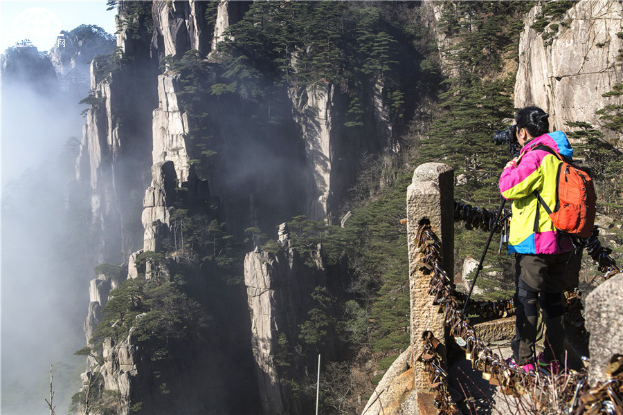 黄山：步入西海大峡谷 迷失云涛雾浪中