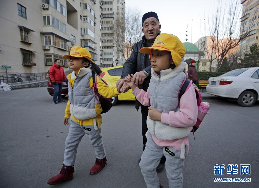 （社会）（2）北京结束空气重污染红色预警 中小学幼儿园复课