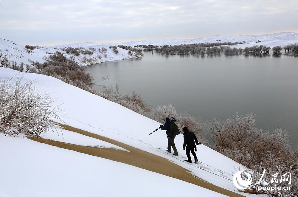 航拍塔克拉玛干沙漠雪景 宛若童话世界【4】