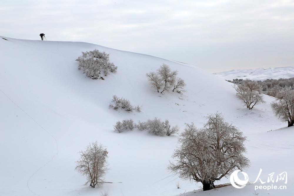 航拍塔克拉玛干沙漠雪景 宛若童话世界【8】