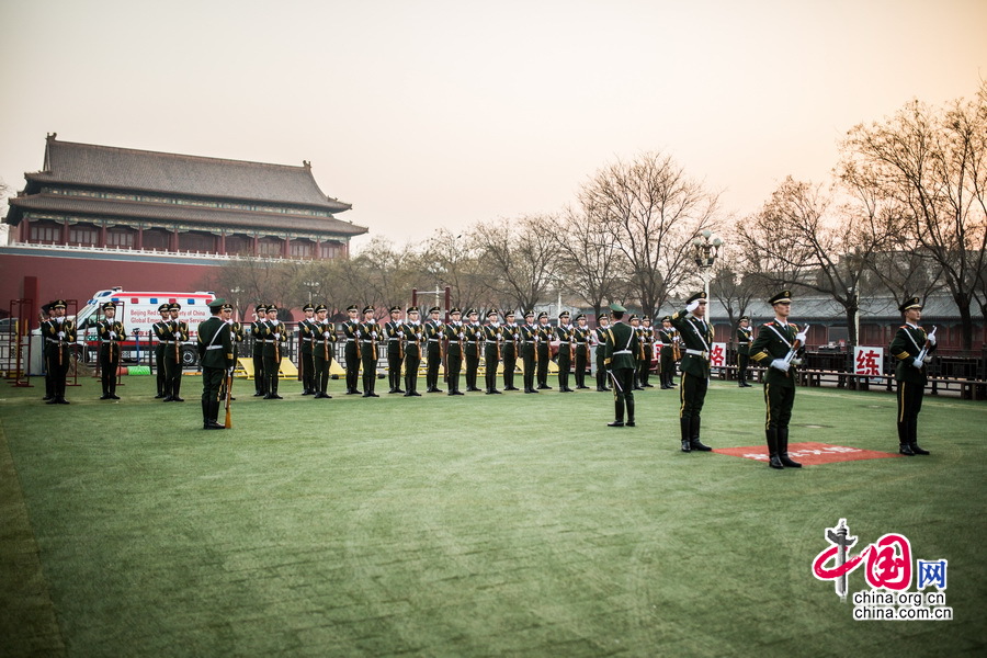 2015年12月31日，国旗护卫队的战士们正在认真的为2015年最后一次降旗做准备。中国网记者 郑亮摄影