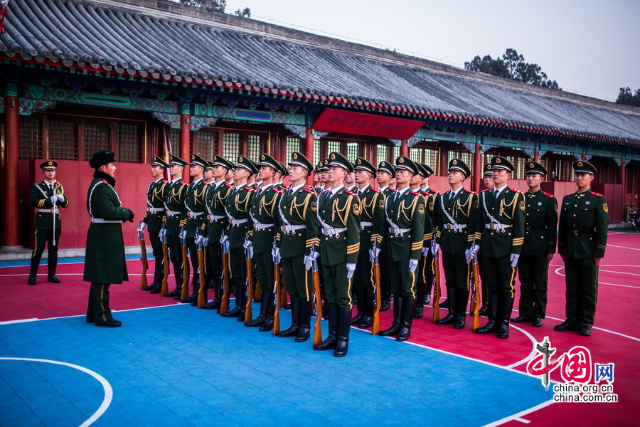 降旗任务完成后由队长给战士们作总结，这也意味着2015年全部的降旗任务已经完成，随之而来的将是和新年第一缕阳光一起升起迎来2016年的第一次升旗仪式。中国网记者 郑亮摄影