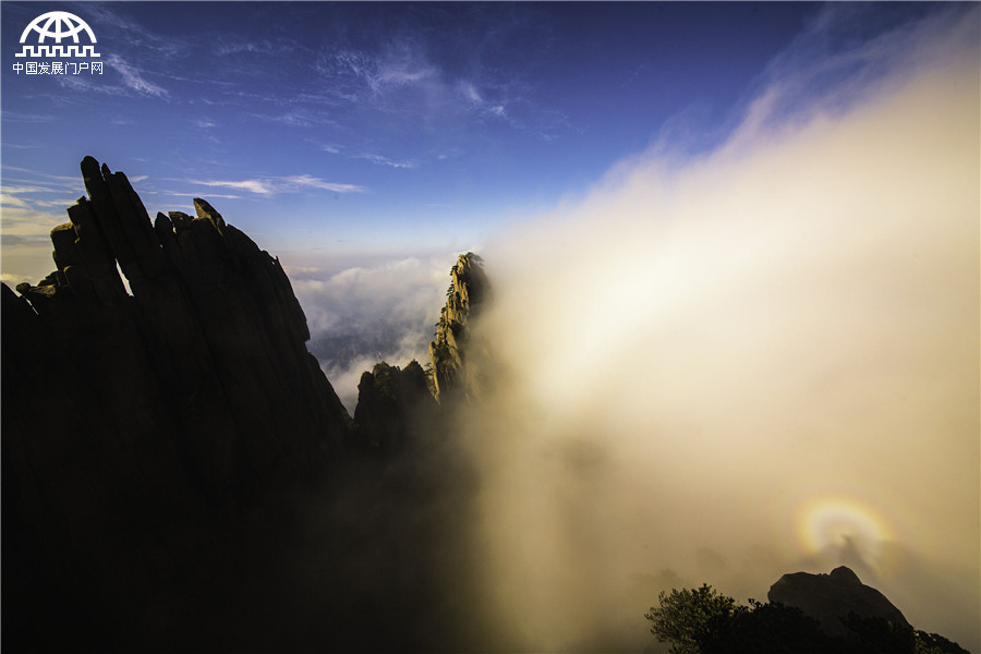 黄山：冬日罕见的“佛光”美景