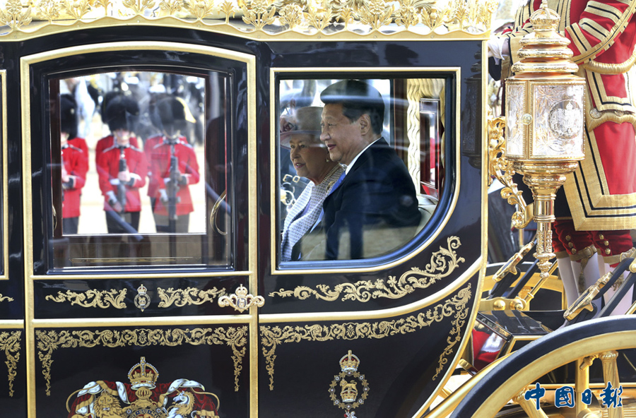 2015年10月20日，英国伦敦，中国国家主席习近平与英国女王伊丽莎白二世同乘皇家马车前往白金汉宫。当日，英女王在伦敦皇家骑兵检阅场举行隆重仪式欢迎习主席对英国进行国事访问。 中国日报记者 武治义 摄影