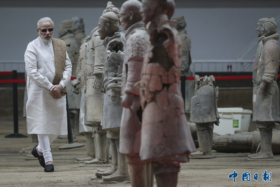2015年5月14日，陕西西安，正在中国进行访问的印度总理莫迪在秦始皇帝陵博物院参观兵马俑。 中国日报记者 冯永斌 摄影