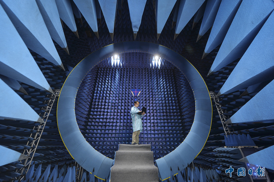 2015年7月27日，湖北武汉，一位科技公司员工进行线缆调试。该公司建成了国内通信行业最大的天线远场测试场和最先进的天线近场测试场，主体业务基于“数据承载 大数据 云计算 移动信息应用”的整体平台化战略，正在由通信设备制造向信息化集成方向转型。 中国日报亚洲新闻图片网 周超 摄影