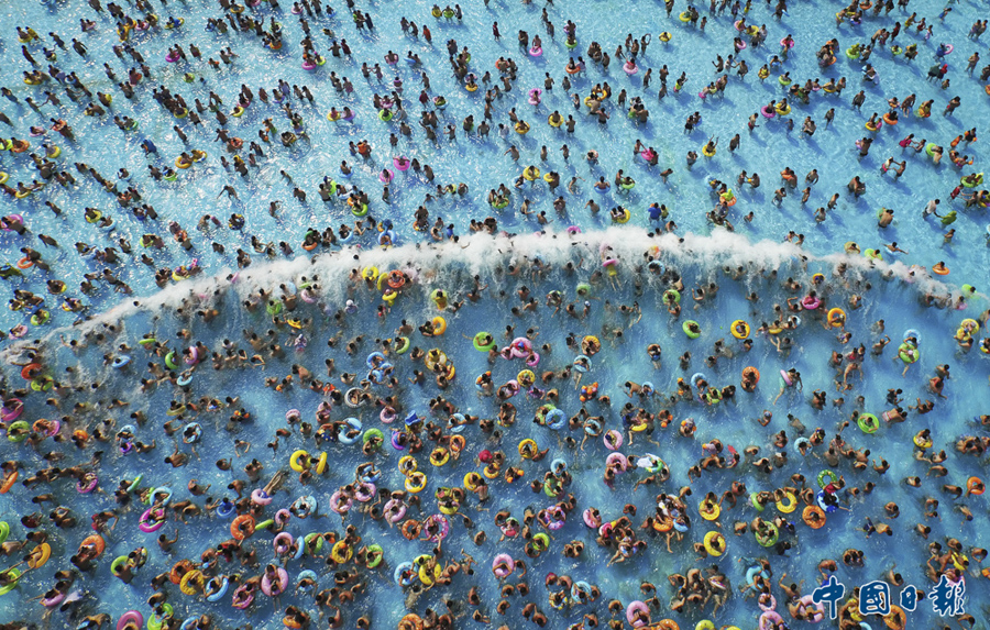 2015年8月1日，江苏南京，民众在一家水上乐园扎堆戏水。连日来，中国大部分地区迎来高温天气，南京当日温度更是高达35摄氏度。 中国日报亚洲新闻图片网 泱波 摄影