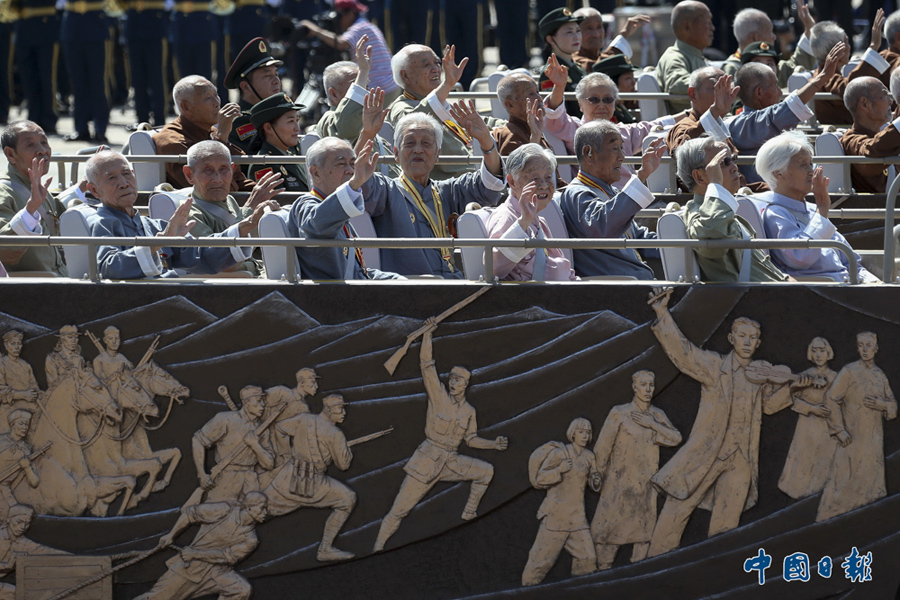 2015年9月3日，北京，参加中国人民抗日战争暨世界反法西斯战争胜利70周年纪念大会的抗战老兵乘车方队经过天安门广场。 中国日报记者 邹红 摄影